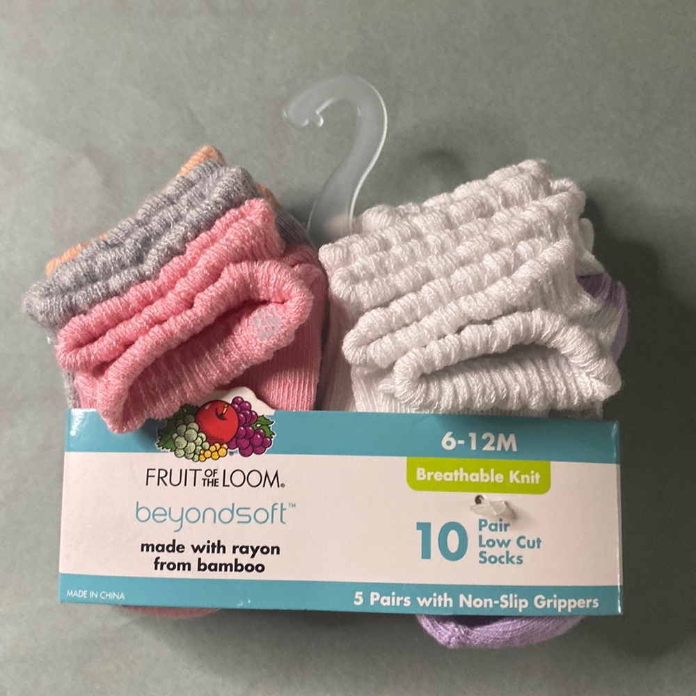 NWT Fruit of the Loom-Beyond Soft socks. 6-12 mths, 5 prs w/ non-slip grippers.
